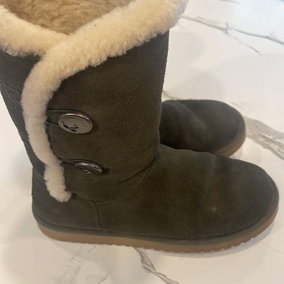 Ugg Koolaburra Boot, Size 7, Olive Green, 2 button closure, Winter boot, warm - Picture 5 of 14